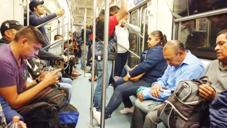 Pasajeros-De-La-Linea-Dos-Del-Metro-De-La-Ciudad-De-Mexico