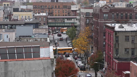Staus-Mit-Typischen-Gelben-Bussen-Im-Stadtgebiet-Von-Williamsburg-In-Brooklyn,-New-York