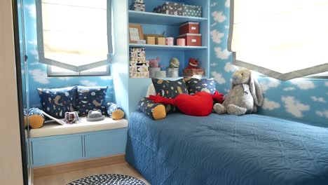 Himmelblaues-Schlafzimmer-Für-Kleine-Jungen,-Vollgestopft-Mit-Spielzeug-Und-Puppen