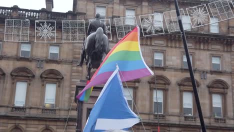 Eine-Zeitlupe-Und-Nahaufnahme-Einer-Regenbogenfahne-Und-Des-Saltire,-Die-Zusammen-Fliegen