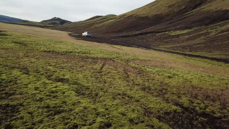 Vehículo-Con-Tracción-En-Las-Cuatro-Ruedas-En-Acción-En-Terreno-Accidentado-En-El-Paisaje-Volcánico-De-Islandia,-Espectacular-Antena