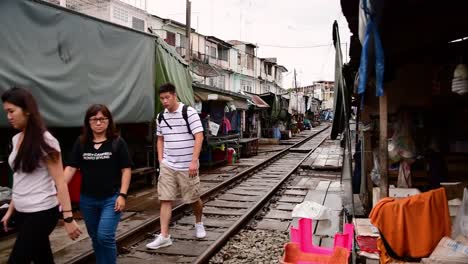 Un-Emocionante-Viaje-En-Tren-Al-Mercado-Ferroviario-De-Mae-Klong