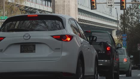 Cars-drive-towards-Ben-Franklin-bridge