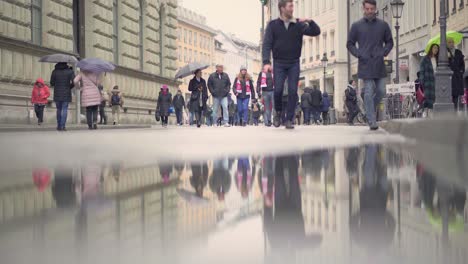 Städtische-Pfützenreflexion