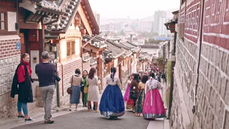 Touristen,-Die-Im-Dorf-Bukchon-Hanoak-In-Seoul-Spazieren-Gehen-Und-Fotos-Machen-Touristen,-Die-In-Einem-Traditionellen-Koreanischen-Dorf-Reisen