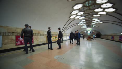 Gente-Esperando-Un-Tren-En-La-Estación-De-Metro-Novza