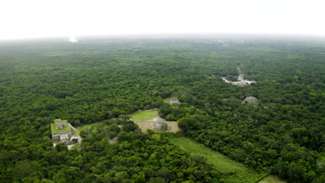 Perspectiva-Aérea-De-La-Pirámide-Chichén-Itzá,-La-Corte,-El-Observatorio,-Todos-Los-Edificios-Y-La-Jungla-Desde-Arriba