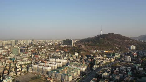 Disparo-Largo-Y-Constante-Para-Acercarse-A-La-Torre-N-De-Seúl-En-Corea-Del-Sur