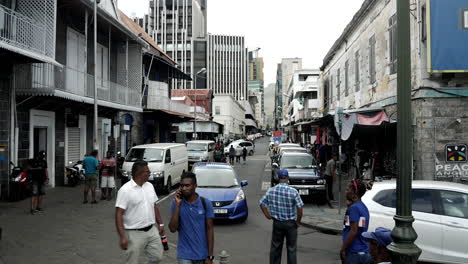 4k-Daueraufnahme-Von-Mauritischen-Menschen,-Die-Die-Straße-In-Port-Louis,-Mauritius,-überqueren
