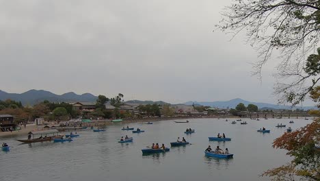 Turistas-Activos-Reman-Botes-De-Alquiler-En-Una-Amplia-Sección-Del-Río-Katsura