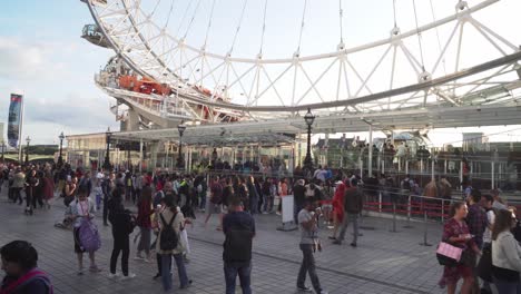 Schlange-Von-Menschen,-Die-Auf-London-Eye-Ride-Warten,-Weitwinkelansicht