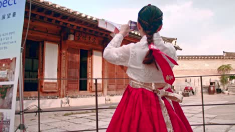 Turistas-Caminando-Y-Tomando-Fotos-En-El-Pueblo-De-Bukchon-Hanoak-En-Seúl-Turistas-Que-Viajan-En-El-Pueblo-Tradicional-Coreano