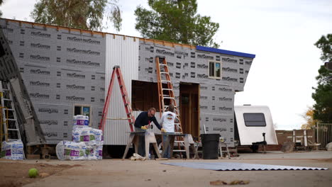 Contratista-Y-Trabajadores-De-La-Construcción-En-Un-Sitio-De-Trabajo-Residencial-Suburbano-Construyendo-Una-Casa-Pequeña