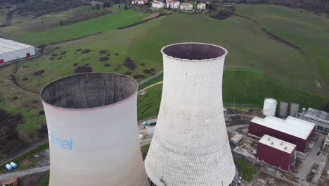 Dolly-Aéreo-Fuera-De-Las-Torres-De-Enfriamiento-De-La-Central-Eléctrica-De-Santa-Bárbara-Enel