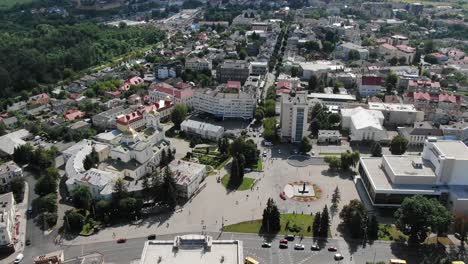 Luftaufnahme-Der-Stadt-In-Osteuropa-Mit-Straßen,-Gebäuden-Und-Denkmal-Auf-Dem-Stadtplatz