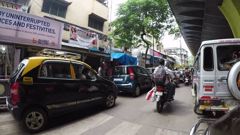 Scooters,-motorcycles-and-cars-cover-the-streets-in-rush-hour