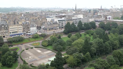 West-Princes-Street-Gardens-Park-Desde-El-Castillo-De-Edimburgo-Con-Vehículos-De-Transporte-Público-En-La-Calle-Principal