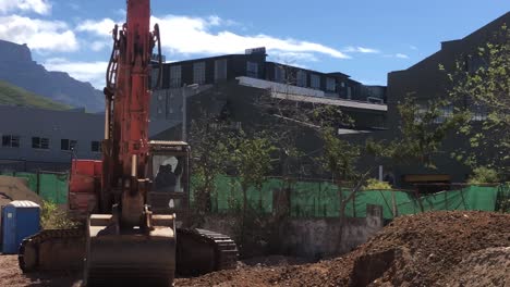 Amplia-Toma-De-Excavadoras-Hitachi-Zaxis-Trabajando-En-Un-Sitio-De-Construcción-En-Ciudad-Del-Cabo,-Sudáfrica