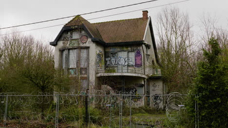 Una-Vieja-Casa-Abandonada-De-Madera-En-Bélgica---Toma-Amplia