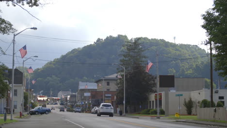 Una-Toma-Exterior-Larga-Durante-El-Día-De-La-Calle-Principal-De-Una-Pequeña-Ciudad-De-Virginia