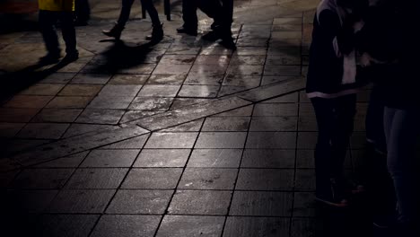 Crowds-walking-in-the-street-at-night