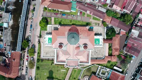 Kapitan-Keling-Mosque-structure-seen-from-above-in-the-George-Town-area-of-the-Island,-Aerial-directly-above-lift-shot