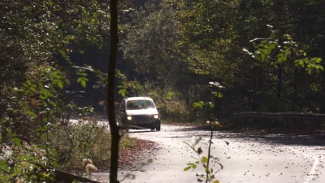 Mini-Van-Da-La-Vuelta-A-La-Curva-En-La-Carretera-De-Montaña-Y-Conduce-Rápidamente-Más-Allá-De-La-Cámara