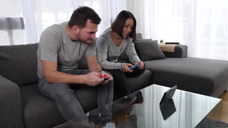 Freunde-Sitzen-Auf-Einer-Couch-Im-Wohnzimmer-Und-Spielen-Nintendo-Switch---Videospiel