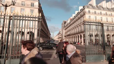 Busy-roads-of-downtown-Paris,-France-with-people-walking-and-cars-driving-down-the-streets