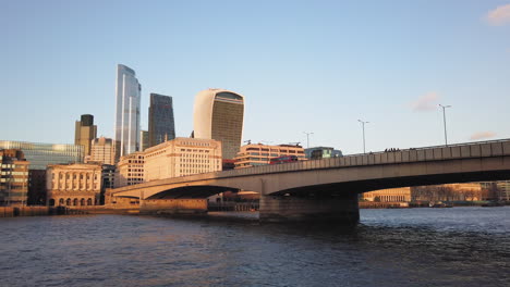 Autobús-Británico-Rojo-Que-Conduce-Al-Centro-De-La-Ciudad-Por-Un-Puente-Hacia-El-Horizonte-De-Los-Rascacielos