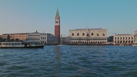 Kultiger-Blick-Auf-Den-Markusturm-Und-Den-Dogenpalast-In-Venedig,-Italien
