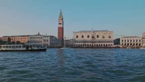 Vista-Icónica-En-El-Campanario-De-San-Marcos-Y-El-Palacio-Ducal-En-Venecia,-Italia