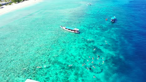 Touristen,-Die-In-Den-Wunderschönen-Flachen-Korallenriffen-Vor-Der-Küste-Der-Paradiesischen-Cookinseln-Schnorcheln