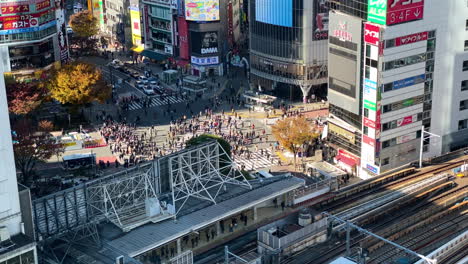 Vista-Aérea-De-Gran-Angular-De-Shibuya-Scramble-Durante-La-Mañana