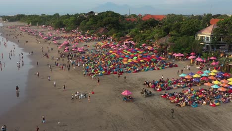 überfliegen-Sie-Den-Berühmten-Doppel-sechs-strand,-Der-Von-Touristen-überfüllt-Ist,-Antenne,-Bali