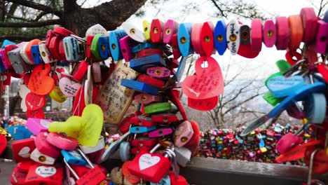 Candado-De-Amor-Colorido-Colgado-En-El-Riel-En-La-Torre-Namsan-En-Seúl,-Corea-Del-Sur