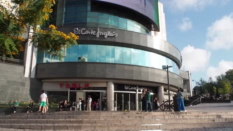 Eingang-Des-Einkaufszentrums-El-Corte-Ingles-In-Lissabon