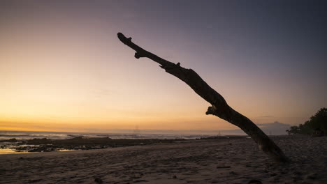 Puesta-De-Sol-Y-Timelapse-De-Día-A-Noche-En-La-Hermosa-Playa-De-Santa-Teresa-En-Costa-Rica