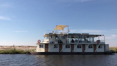 Unterkunft-Auf-Einem-Flussboot-Für-Safarigäste-An-Einem-Ruhigen-Afrikanischen-Nachmittag