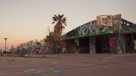 Verlassener-Graffitisee-Dolores-Wasserpark-In-Newberry-Springs-Kalifornien