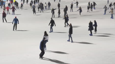 Gente-Divirtiéndose,-Patinando-Sobre-Hielo-En-Un-Parque