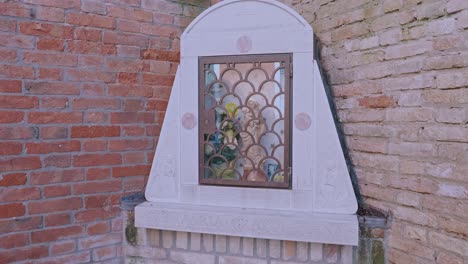 Capitello-Moderno-Dedicado-A-La-Madonna-Y-Al-Niño-En-La-Calle-Ramo-Cimesin,-Venecia,-Italia