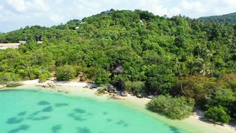 Puerta-De-Entrada-De-Vacaciones-Idílicas-En-Una-Isla-Tropical-Con-Vegetación-Exuberante-Y-Playas-Secretas-Bañadas-Por-Aguas-Cristalinas-De-Mar-Turquesa-En-Antigua