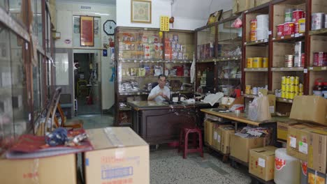 Hombre-Sentado-En-La-Esquina-Del-Negocio-De-La-Tienda-De-Conveniencia-De-Taiwán