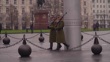 Guardias-Patrullando-En-El-área-De-Budapest-Durante-El-Día-Lluvioso---Plano-Medio