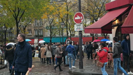 Noviembre-De-2019,-París,-Francia:-Place-Du-Tertre,-En-El-Distrito-De-Montmartre-De-París,-Lleno-De-Turistas-Caminando-Entre-Cafés-Y-Restaurantes-En-Una-Gris-Mañana-De-Otoño.