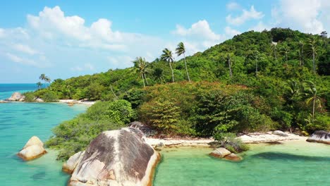 Paradiesische-Tropische-Inselküste-Mit-Versteckten-Stränden-Hinter-Klippen,-Die-Von-Kristallklarem-Smaragdwasser-Der-Blau-türkisen-Lagune-In-Thailand-Umspült-Werden