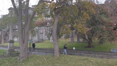 Cámara-Lenta-De-Una-Mujer-Caminando-En-La-Necrópolis-De-Glasgow