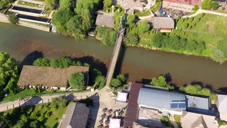 Puente-Que-Cruza-El-Río-Lasva-Hacia-El-Parque-Acuático-Ribica,-Toma-Aérea-Revelada