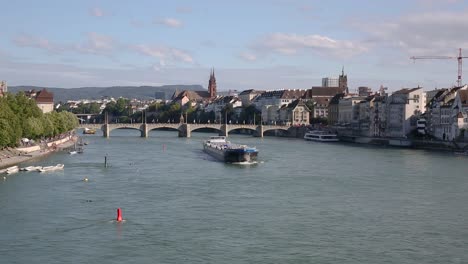 Wasserkahn-Transporter,-Der-Langsam-Den-Rhein-In-Der-Nähe-Der-Altstadt-Von-Basel-Befährt